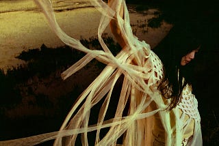 Sarah Kinsley Creates A Whirling Celestial Realm in Debut Album “Escaper” — In Depth Review /…