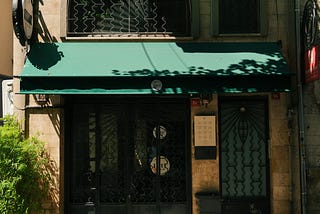 Kahve Kupasının Psikolojisi: Neden Hep Aynı Fincanı Seçiyoruz?