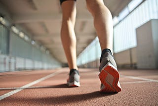 Picture of a runner with the focus on his achilles