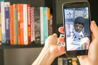 Tela de um smartphone em que aparece um papel e sobre ele um modelo 3D do jogador Ramon.