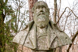 A bust of Charles Darwin — Bucharest (source: frepik premium)