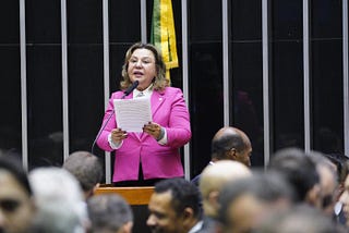 Tereza Nelma vota “sim” para que plenário tenha nome de Ceci Cunha