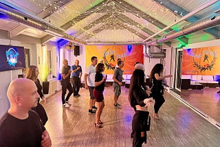 Unterhaltungsgespräch in der Salsa-Tanzschule in Zürich