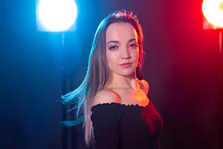 portrait-young-sexy-woman-with-flashes-background — Un Swede