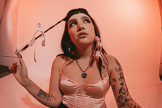 La artista peruana Naïa Valdez en una sesión de fotos previa a la grabación del videoclip de “KUNAI” a cargo de Benza Films