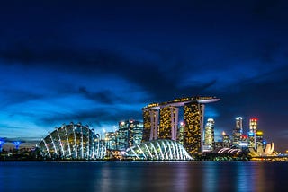 Toma fotográfica de Singapur que muestra sus edificios  modernos