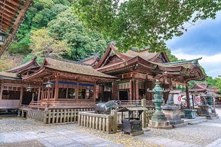 The Kompira-san or Kotohiragu shrine grounds have all sorts of things to visit such as the art and pantings at Omote Shoin, one of Japan’s Important Cultural Properties, the Nakatado-gun, a tea room cafe, and the ema hall.