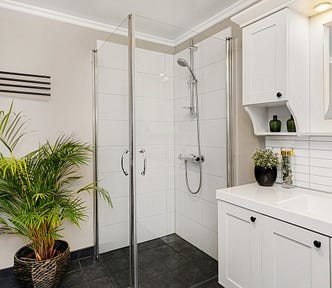 The shiplap look is a popular trend for bathrooms. It’s an affordable way to remodel a shower. Shiplap can be easier on the eyes than tiles. | Source Lisaphotos195, Pixabay