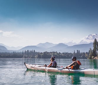 Dos personas en un kayak