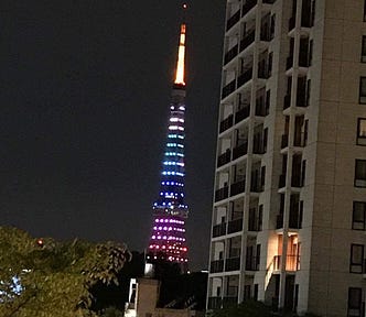 A color tower (from top to bottom, yellow, white, emerald green, light blue, blue, light purple, pink).