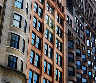 A photo of buildings in Chicago that reflext the Chicago Scool of Architecture’s design characteristics.