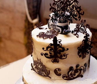 Halloween Wedding Cake, Halloween Wedding Ideas, Gothic Wedding Cakes, Black and White Wedding Cakes