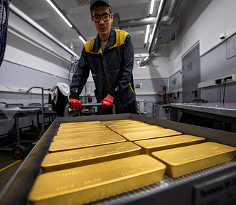 An employee transports ingots of gold during production at Krastsvetmet precious metals plant in Krasnoyarsk, Russia, May 23, 2024. Photo by Alexander Manzyuk/Reuters