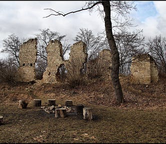 The abandoned fireplace of Pravda Castle in Czechia. | Picture taken by Petr Kraumann. Source: Wiki Commons.