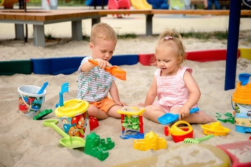 La mesa del salón es ahora el coworking de niños y mayores: cómo protegerla  para que salga intacta