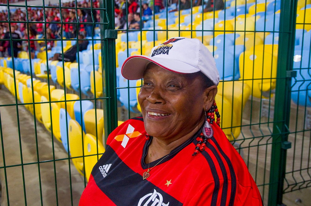Dona Zica, torcedora ilustre do Flamengo. Presença certa no Maracanã desde os tempos de Geral. Reprodução: Fábio Caffé/ Favela em Foco
