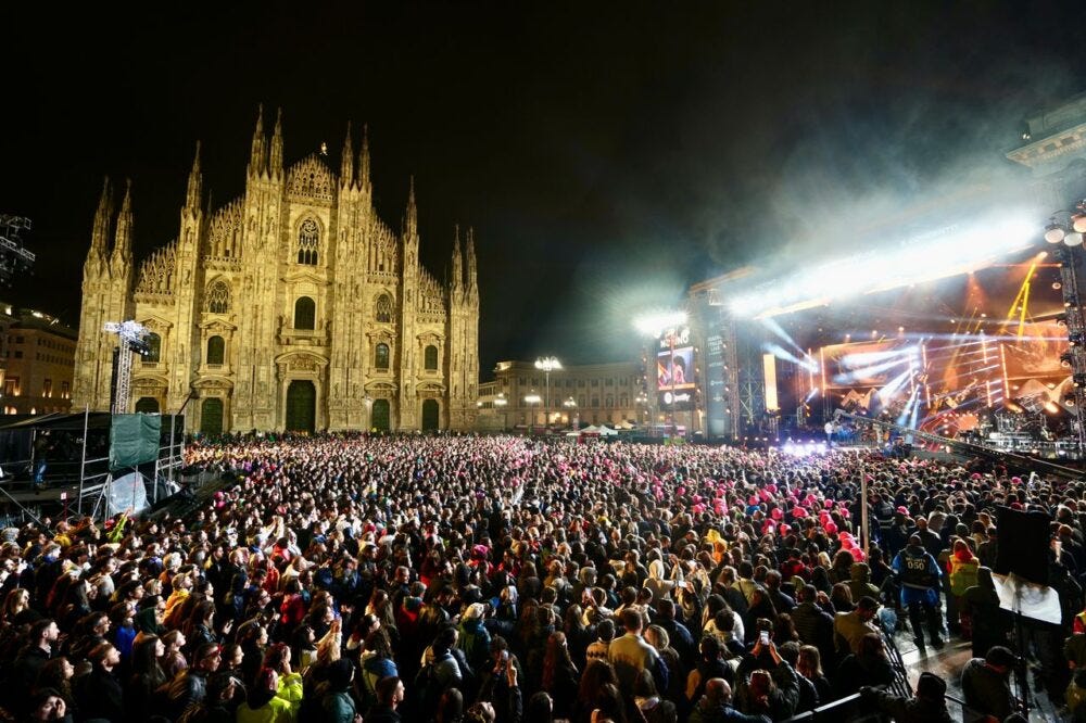 “Radio Italia Live 2026” conquista Milano: 20mila persone in Piazza Duomo nonostante la pioggia