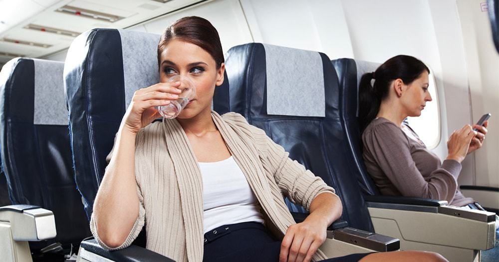 Quanta Água Você Deveria Beber Durante um Voo? | by Até 32kg por All Planet Turismo | Medium