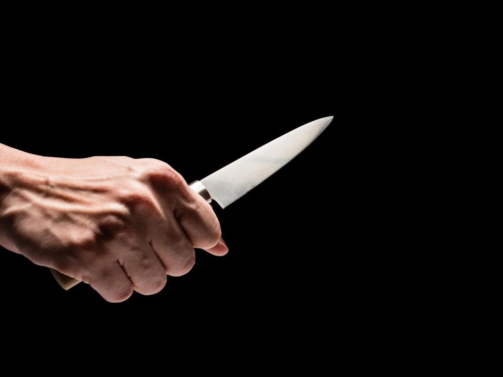 Fano, ragazzo accoltella il fratello e i genitori per un paio di pantaloni
