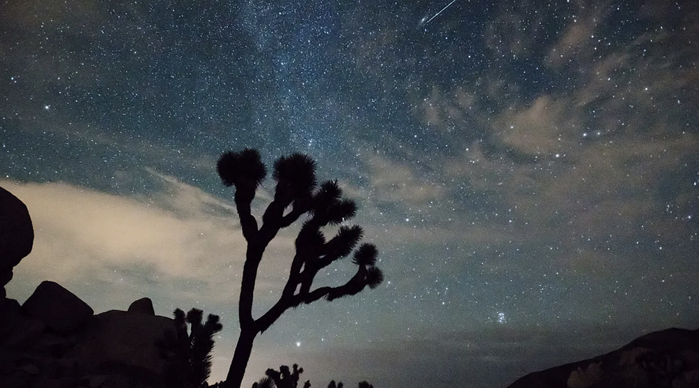 Meteor jatuh (bagian tengah atas) (Sumber: National Park Service/Brad Sutton)