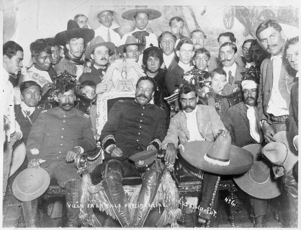 La famosa fotografía de “Villa en la silla presidencial” del archivo Casasola.