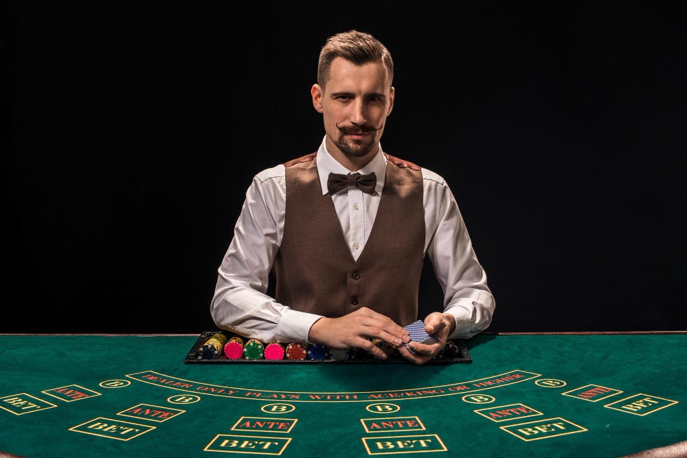 Jogo de blackjack, mão vencedora. fundo com cartas sobre a mesa