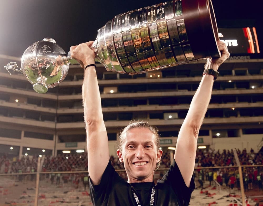 Filipe Luís: o técnico que vence, emociona e ensina