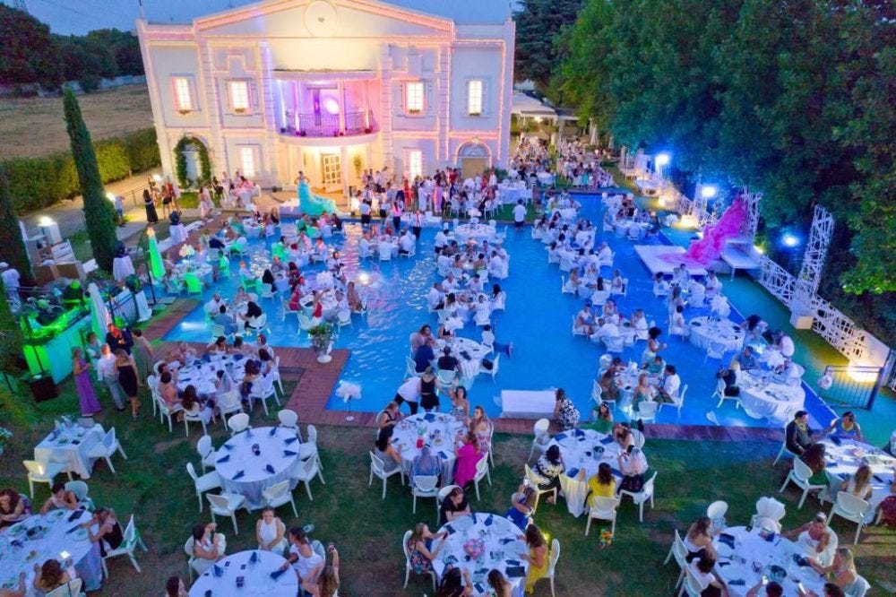 Solo pochissimi posti rimasti per il White Dinner Water Show, la cena più attesa d’Italia