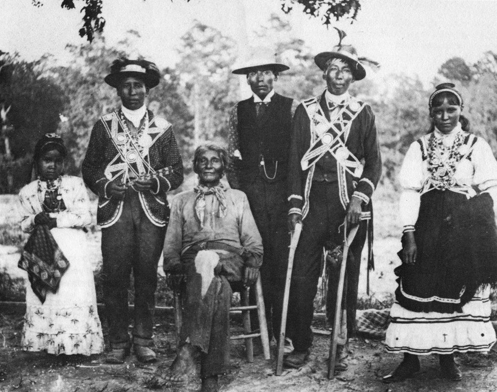 Mississippi [Louisiana] Choctaw group wearing traditional garb, c. 1908. Yowani Choctaw Tribe. Wikimedia Commons. Public domain.