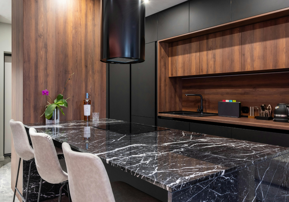 Dapur Mewah Modern: Kombinasi Marmer dengan Kayu dan Logam