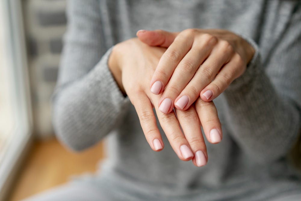 Unhas Fracas que Quebram: o que a dermatologista indica (e por que um produto só não basta)