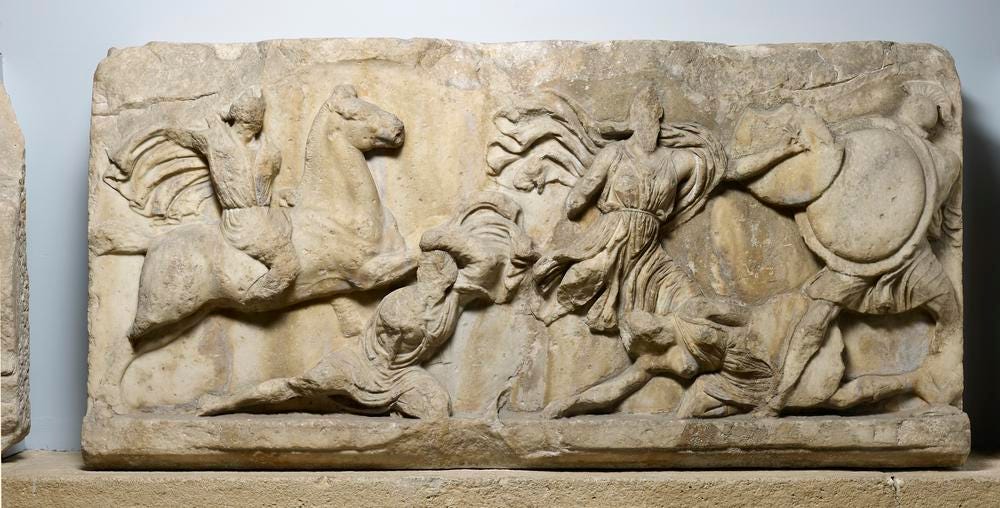 Halikarnas Mozolesi savaş sahnelerinden. Anıtkabir mozolesi üst yapısının dört tarafına da savaş sahneleri işlenmesi düşünülmüştü. (Kaynak: British Museum)