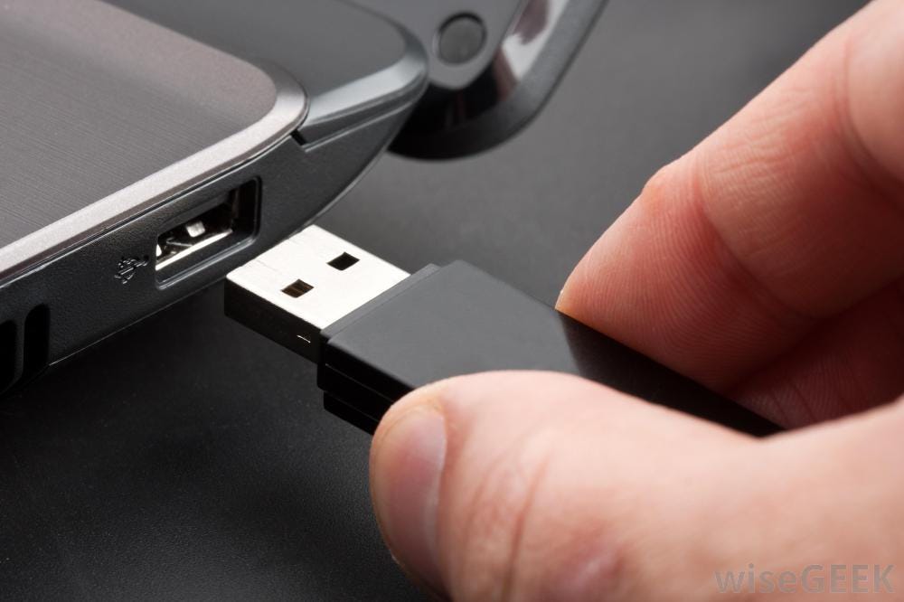 El hombre que quitaba el dispositivo USB con seguridad | by Javier  Laquidara | Medium