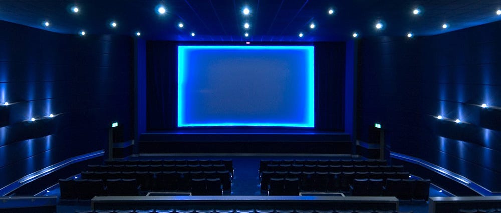 Blue cinema. кинотеатр маленький зал. синий зал в кинотеатре. кинотеатр синие кресла. гусев blue cinema.