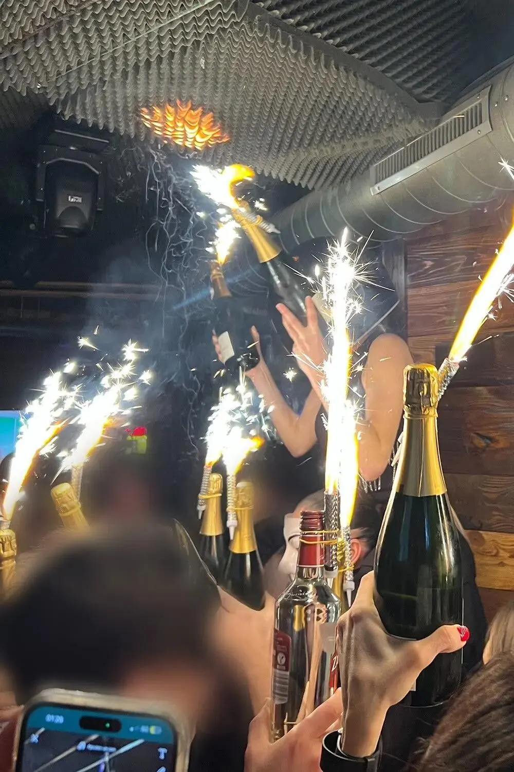 Il momento in cui la prima fiamma incendia il pannello fonoassorbente del soffitto — Le Constellation — Crans Montana