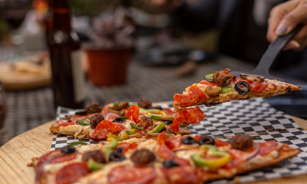 Pizzas, chapatas y ensaladas serán algunas de las opciones del menú a costos accesibles para que comas rico y feliz. Fuente de la imagen: Revista Chilango