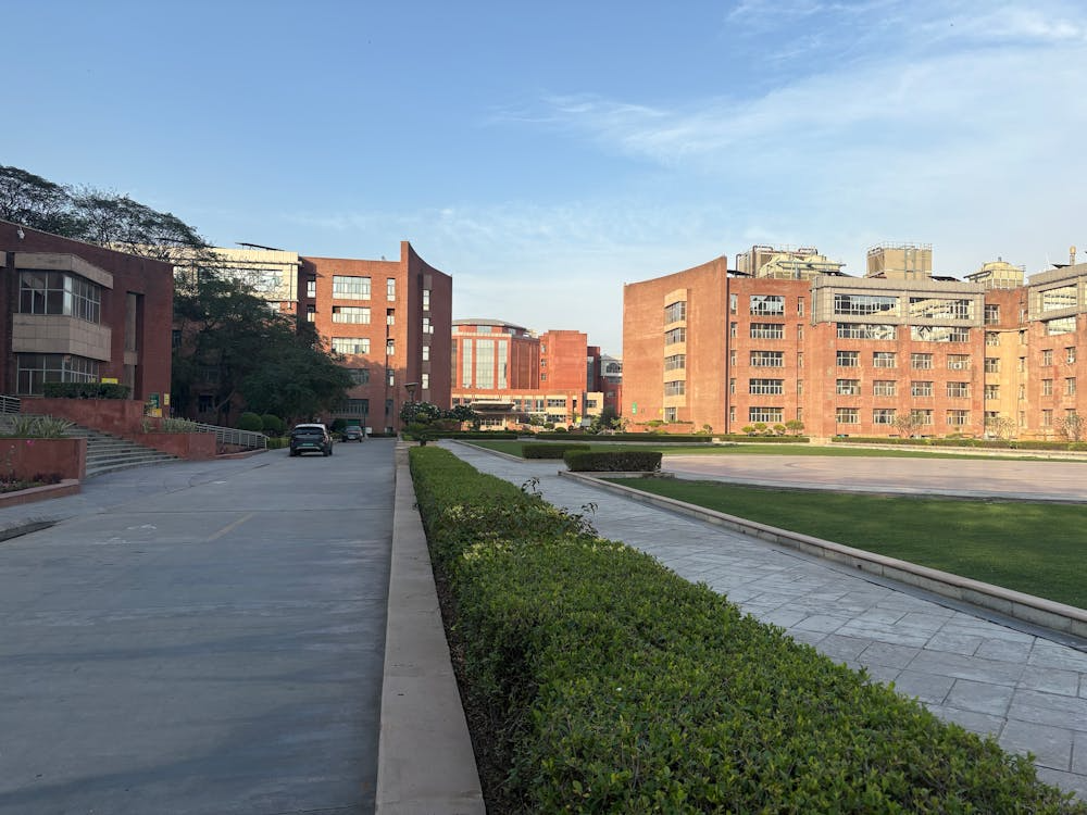 IIMA vs ISB: Which MBA Is Better in 2026? Fees, Placements, ROI & Career Fit