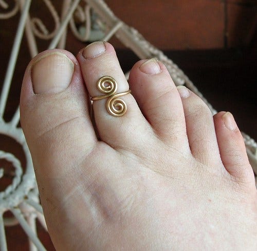 Toe Rings Meaning – Know More About Them - Blufashion.com
