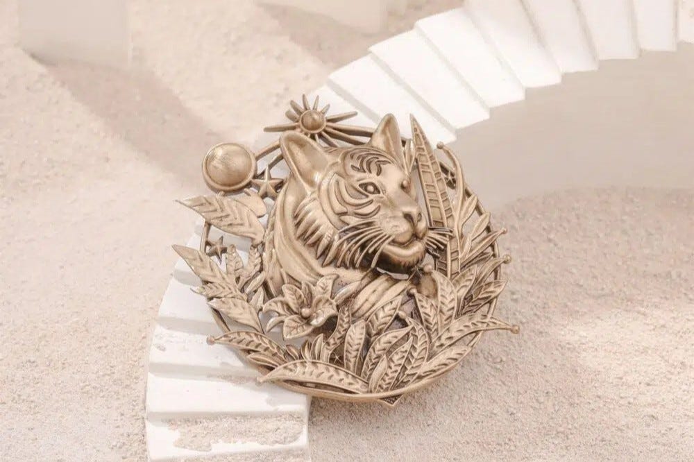 How Do You Choose the Right Brooch Pin for Your Outfit?