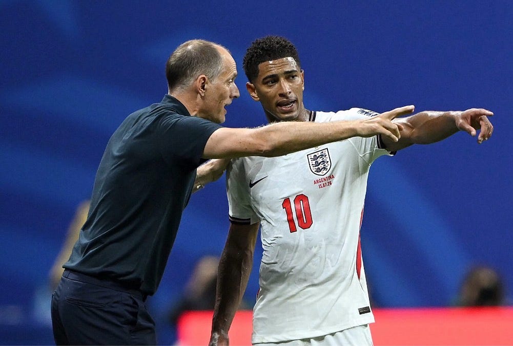 Tuchel gives Jude Bellingham instructions in the middle of the match.