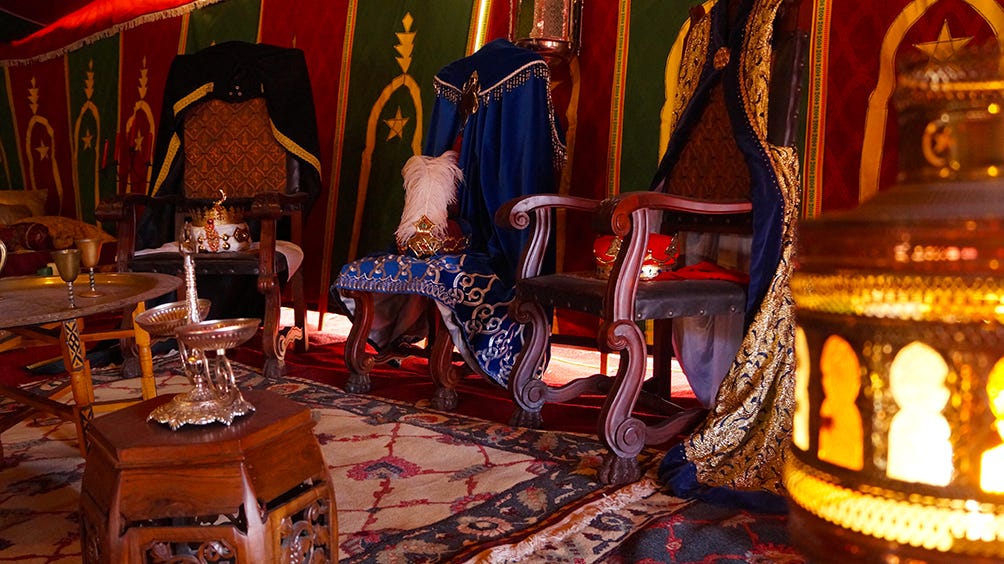 Los visitantes pudieron pasear por las diferentes jaimas del campamento. En una de las principales se podía encontrar las pertenencias de Sus Majestades, objetos originales traídos de Oriente.