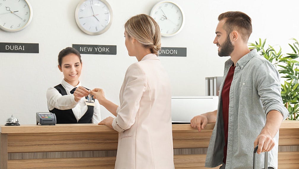 How does hotel billing software simplify the billing process for group bookings or split payments?