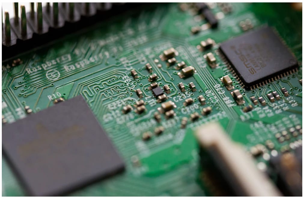 How silicon microchips are made — an infographic by Mayank Batavia