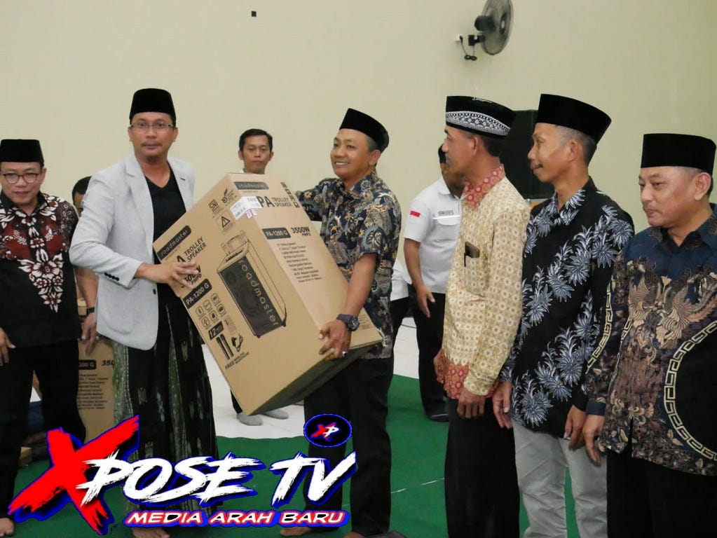Gus Muhdlor Didampingi H.Usman Menyerahkan Bantuan Sound System