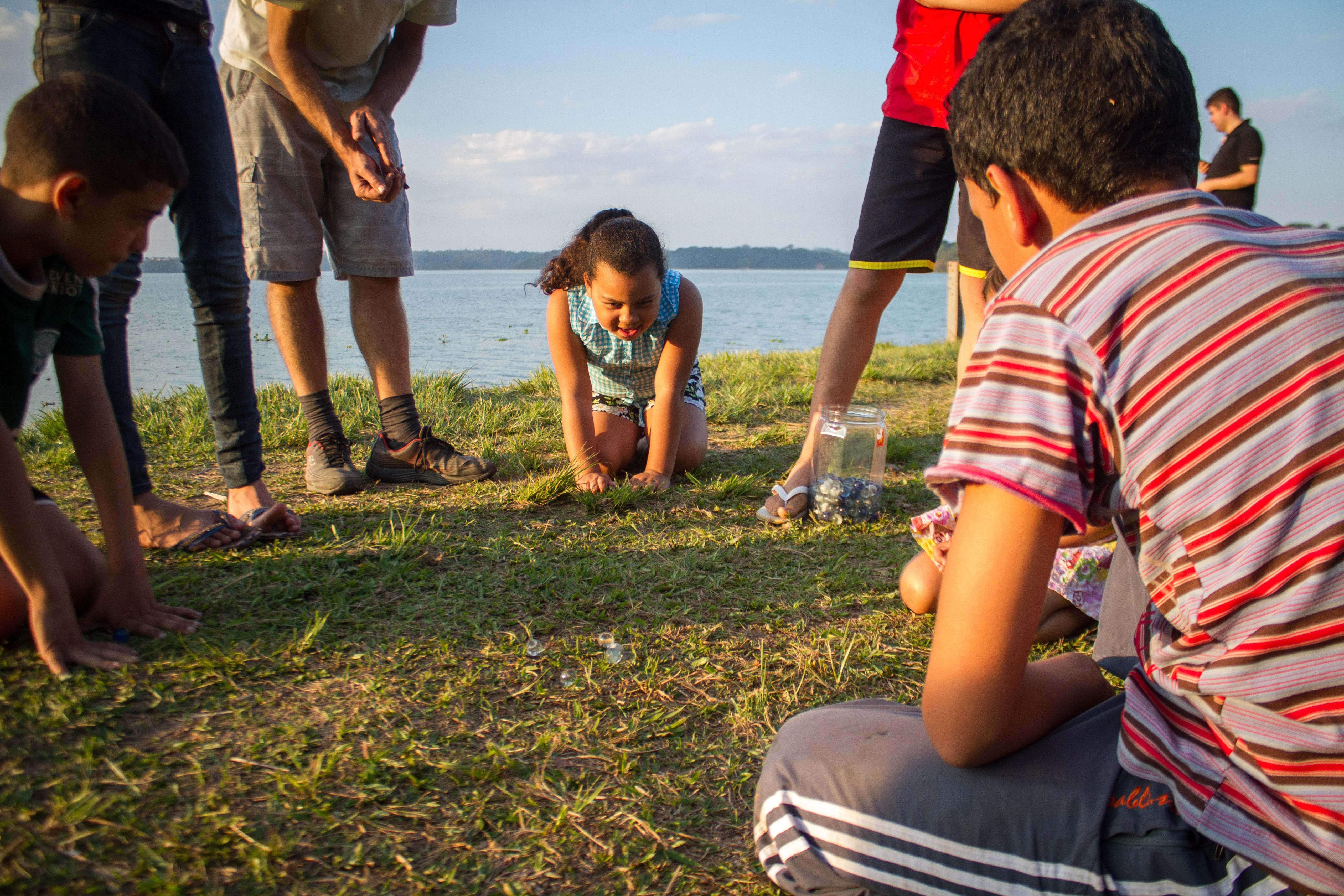 Campeonato de bolinha de gude reúne crianças da Ilha do Bororé, by  Priscila Pacheco, Portfólio Priscila Pacheco