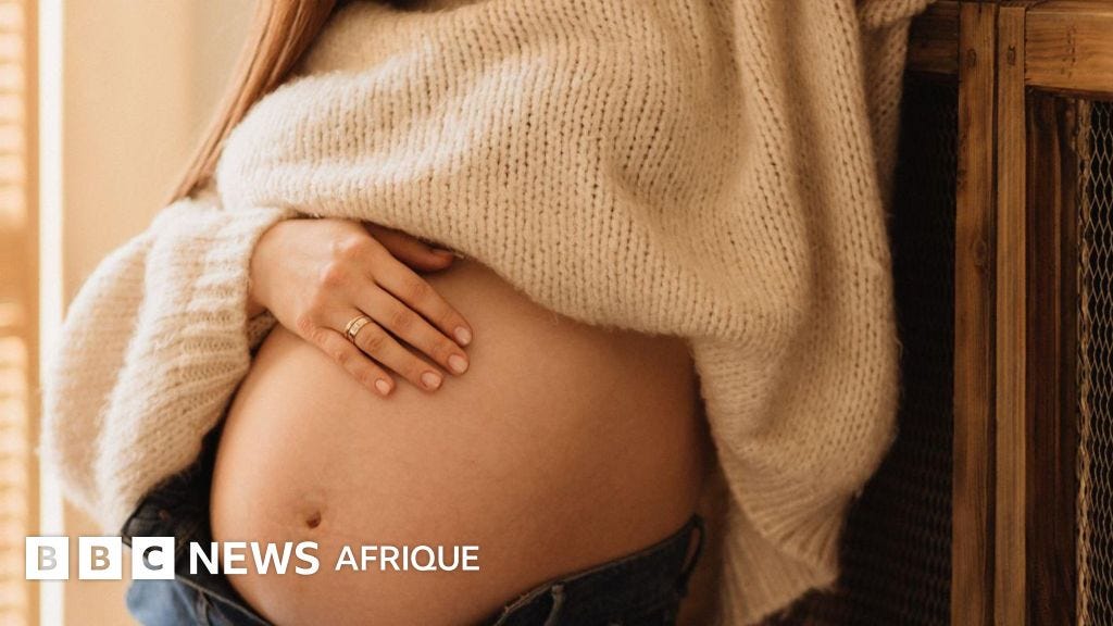 Une femme enceinte de jumeaux, père identifié comme deux hommes en même temps.