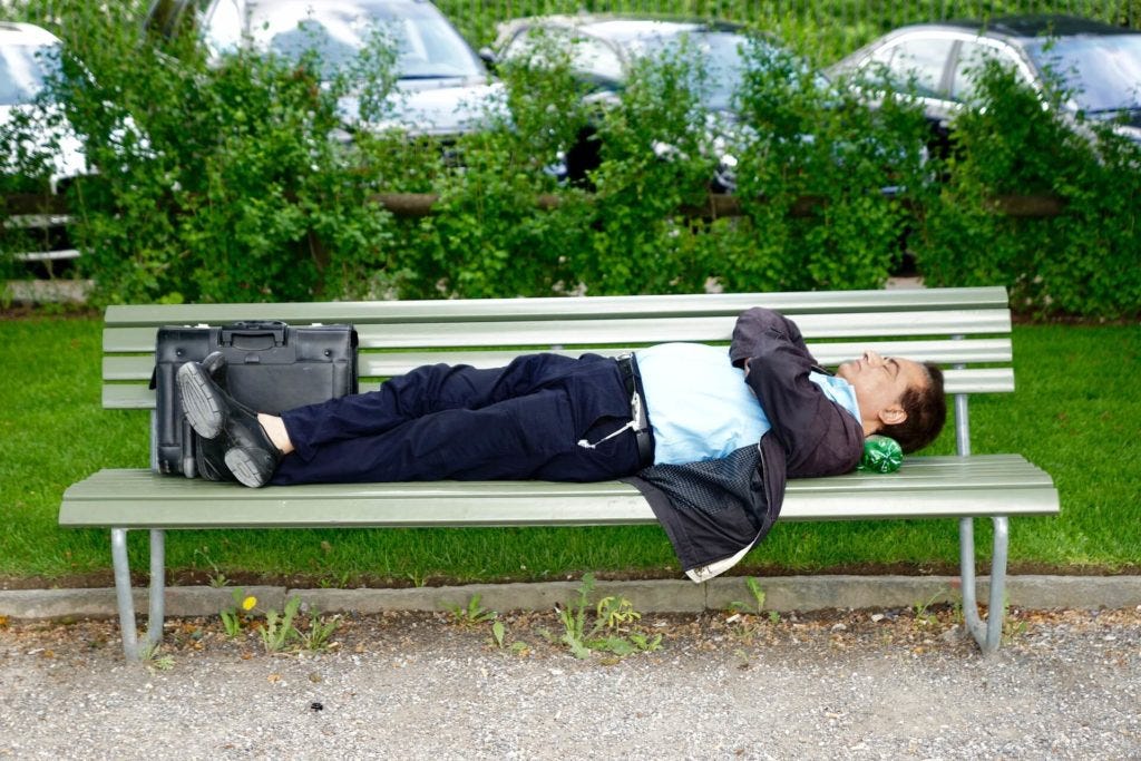 Le jardin public, la solution “grand air” facile pour une petite sieste réparatrice juste avant de rattaquer le boulot