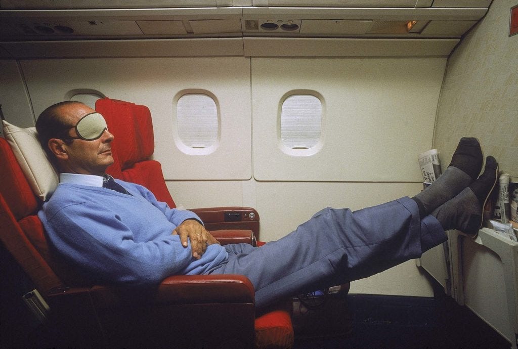 Jacques CHIRAC, grand siesteur devant l’éternel, a même préfacé l’excellent livre de Bruno Comby “l’Éloge de la sieste”. Ici se reposant à bord du Concorde l’emmenant en Nouvelle-Calédonie. Copyright: J.GAROFALO/PARISMATCH/SCOOP