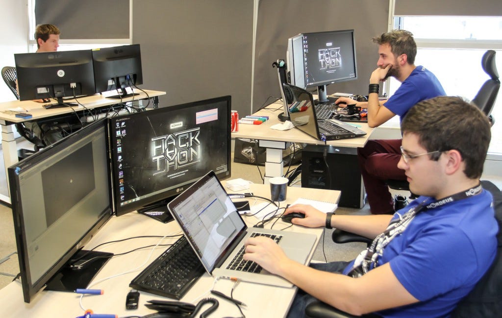 Разработчики и издателями игр. Разработчик издатель. Разработчик издатель. Разработчик издатель. Разработчики и издателями игр.