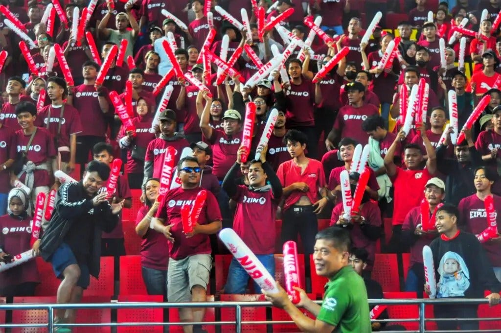 Suporter BIN pada umumnya saat Babak Empat Besar Proliga 2024 di Semarang, Jawa Tengah, Juli 2024. Gholib/InilahJateng